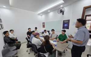 Đại diện Han Viet Platform giới thiệu về hoạt động và cơ hội hợp tác Hàn Quốc - Việt Nam tại buổi hội thảo.